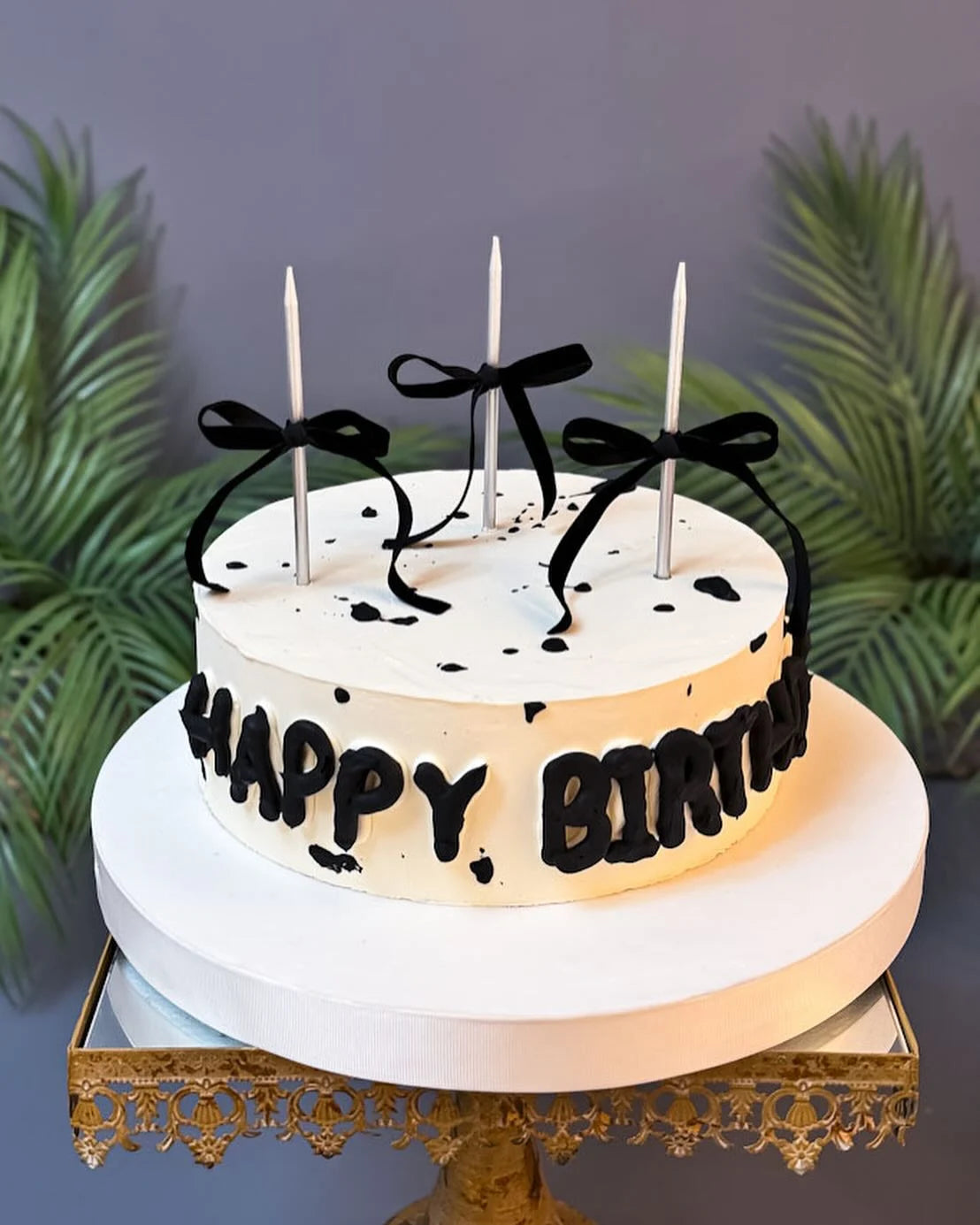 Siyah Fiyonklu Beyaz Happy Birthday Pastası