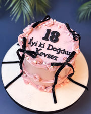 Siyah Fiyonklu Pembe 18 Yaş Pastası