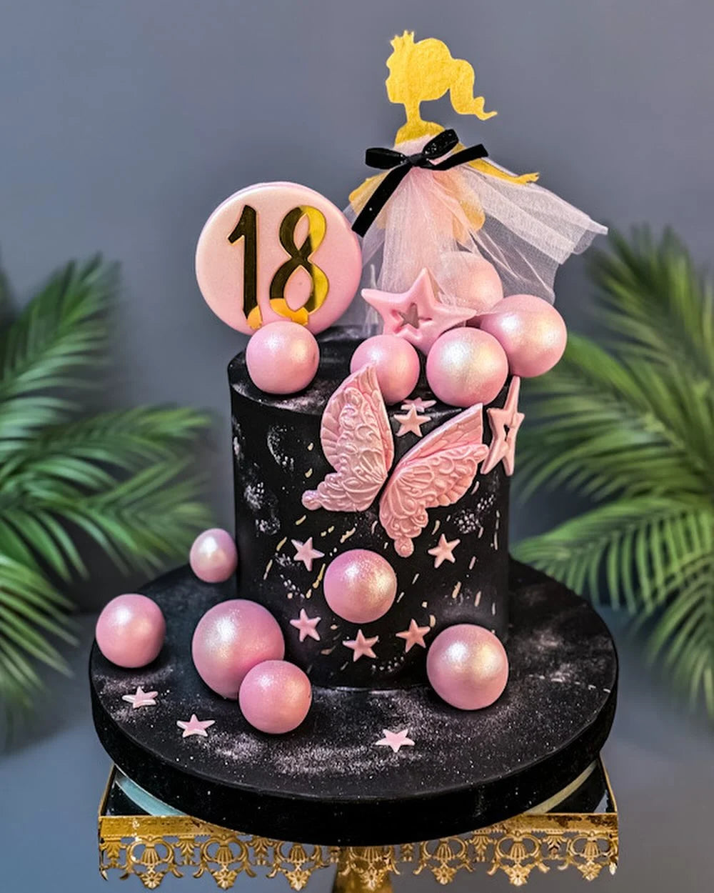 Siyah Pembe Kelebekli 18 Yaş Pastası