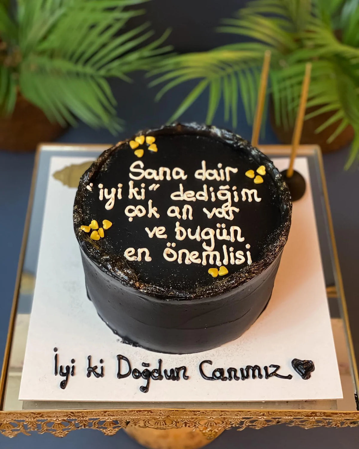 Siyah Zeminli Beyaz Yazılı Mesaj Pastası