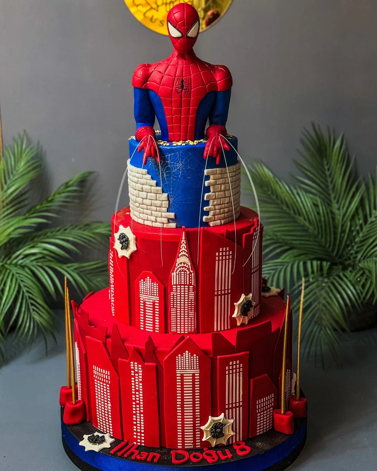 Spider-Man Figürlü İki Katlı Şehir Pastası