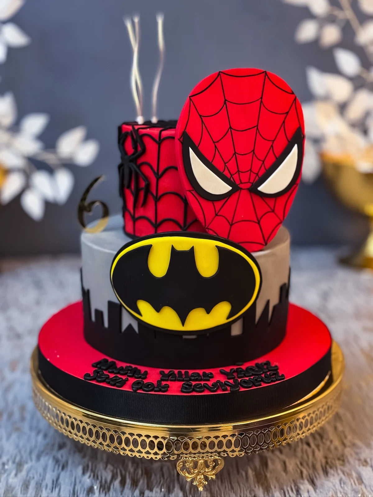 Spider-Man ve Batman Maskeli Pasta