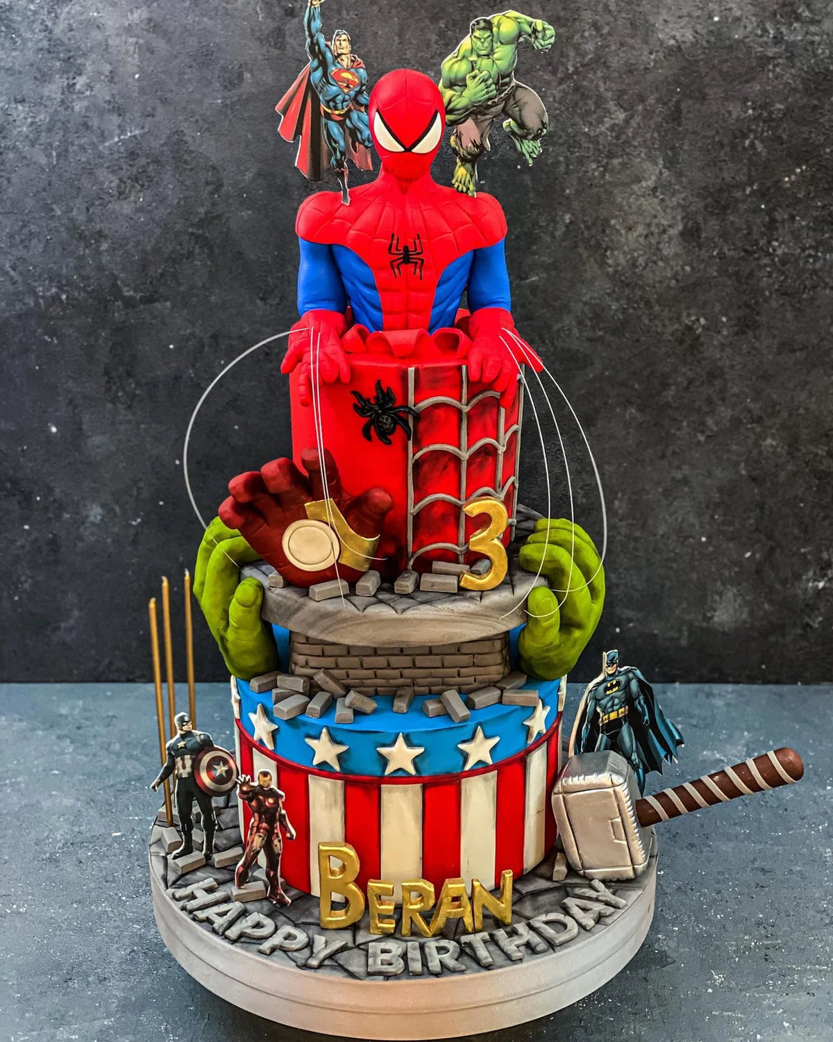 Spider-Man ve Hulk Temalı Üç Katlı Pasta