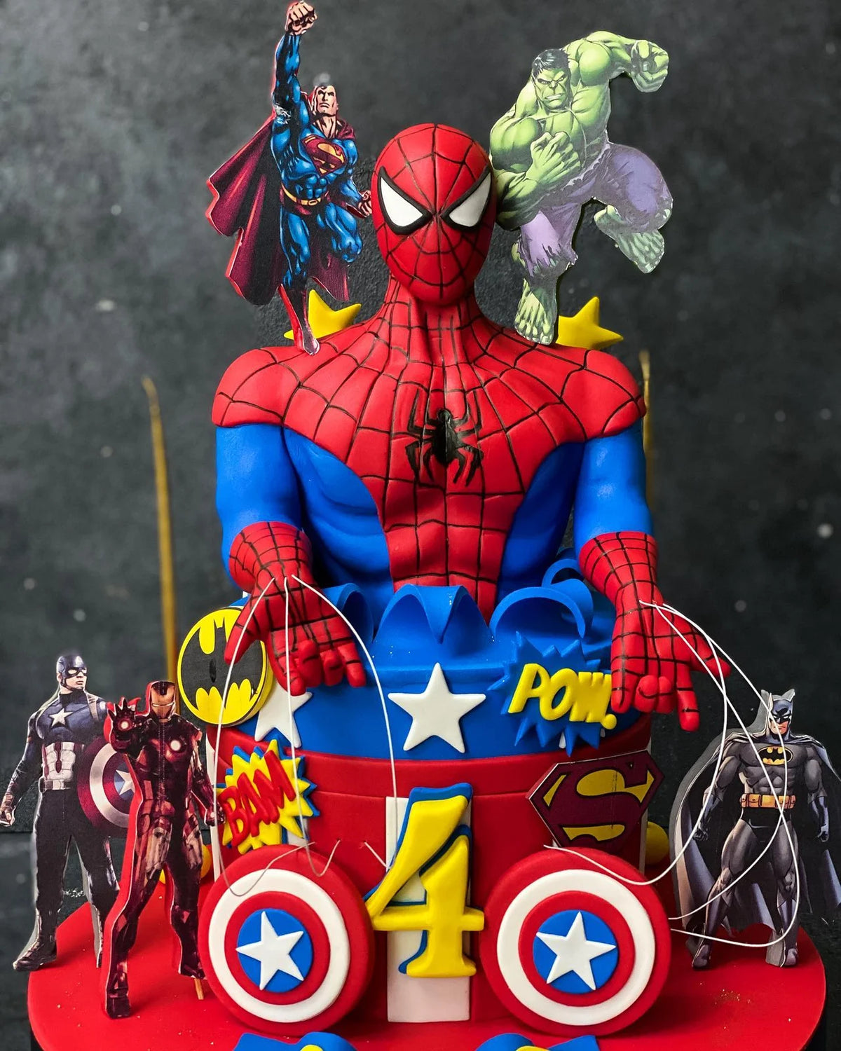 Spider-Man ve Yıldızlı 4 Yaş Pasta Tasarımı