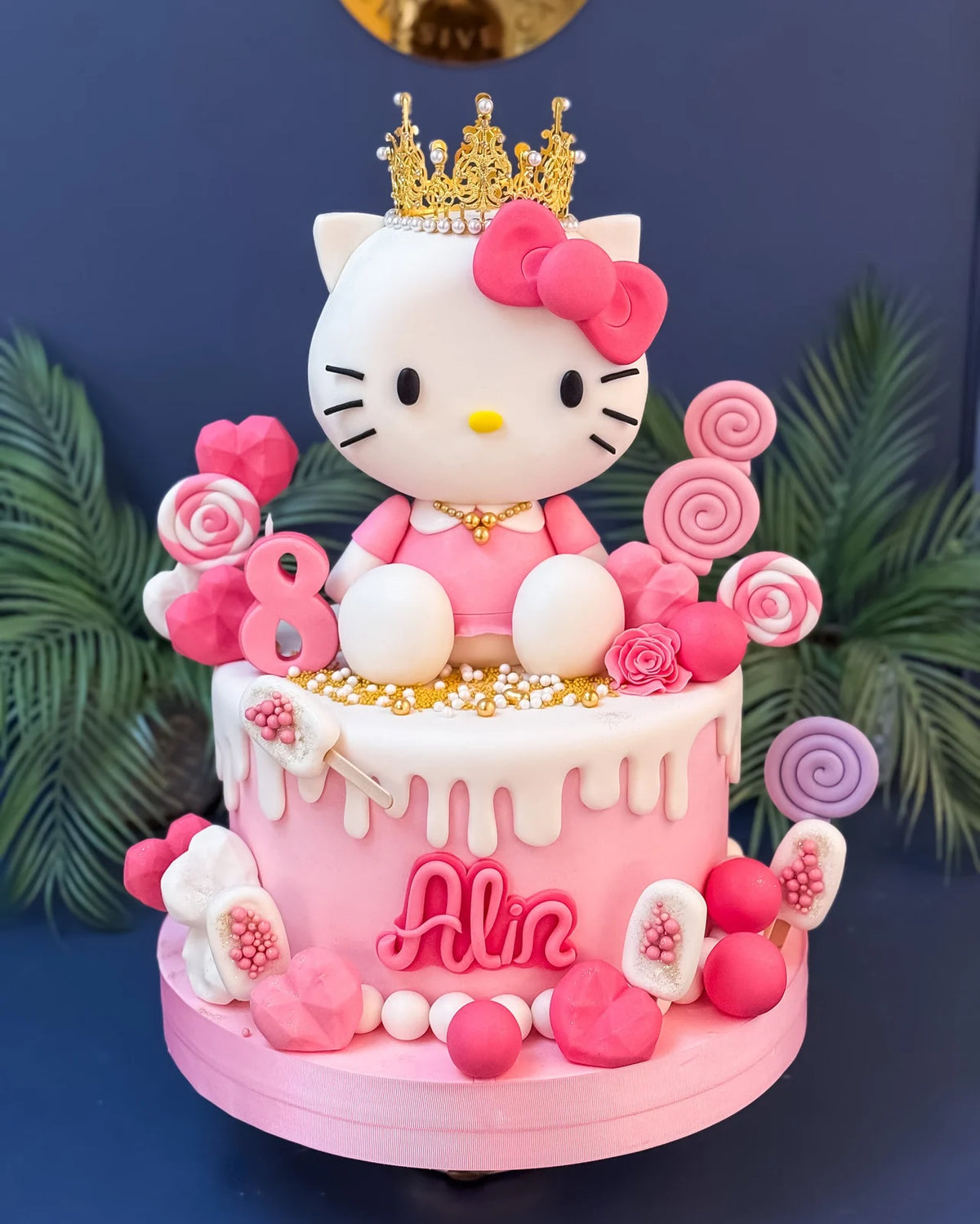 Taçlı Hello Kitty ve Pembe Akıtmalı Pasta