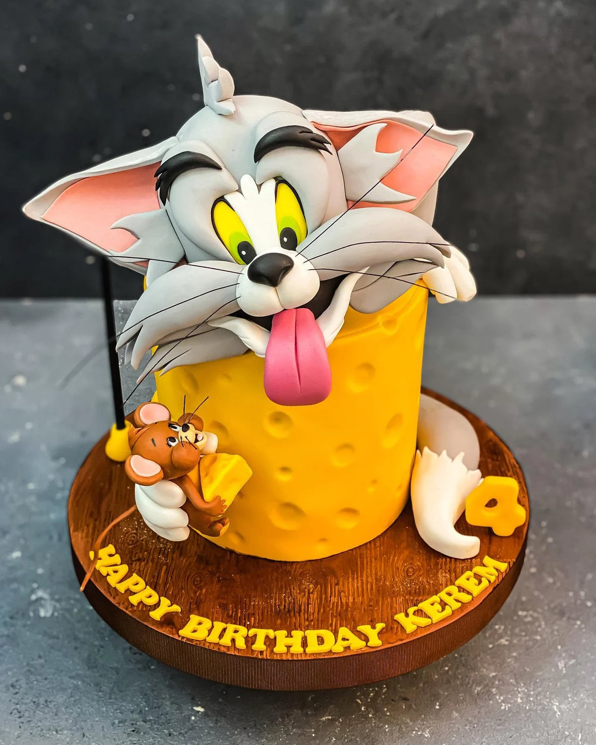 Tom ve Jerry Peynir Şeklinde Pasta