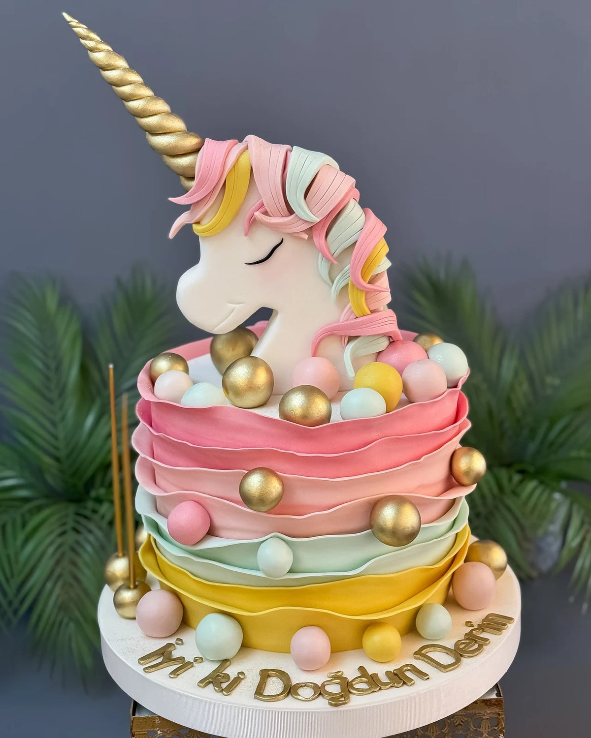 Unicorn Figürlü Renkli Katmanlı Pasta