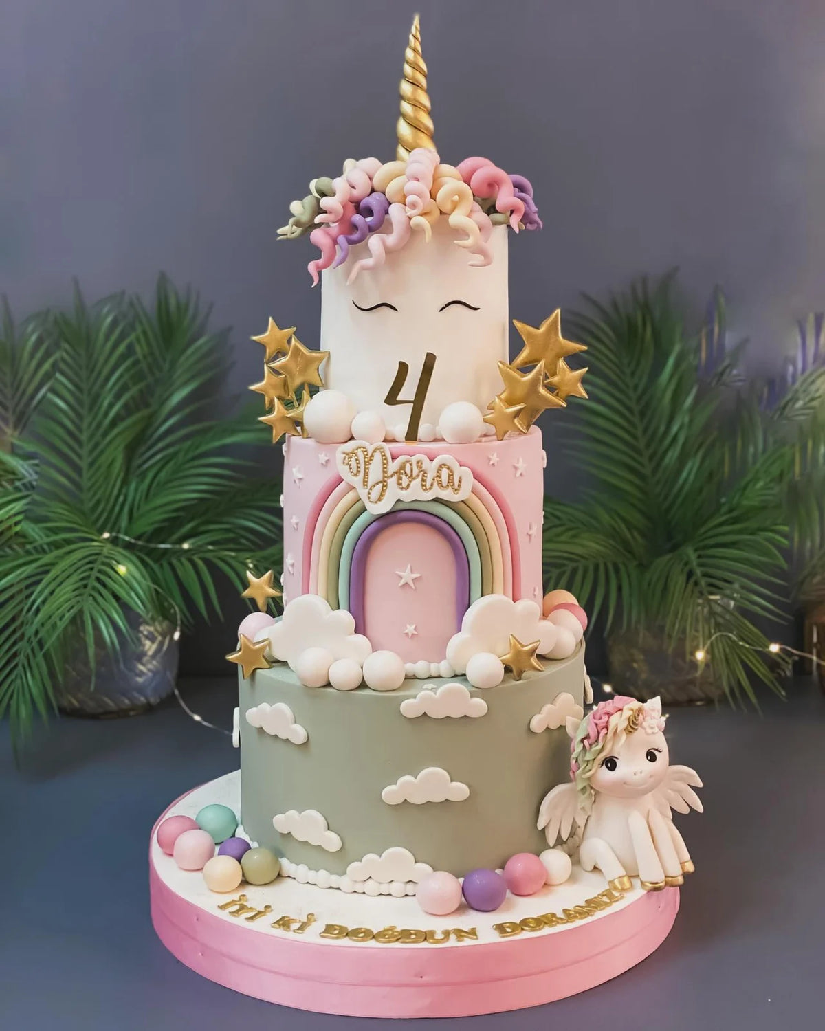 Unicorn Yüzlü Pastel Üç Katlı Pasta
