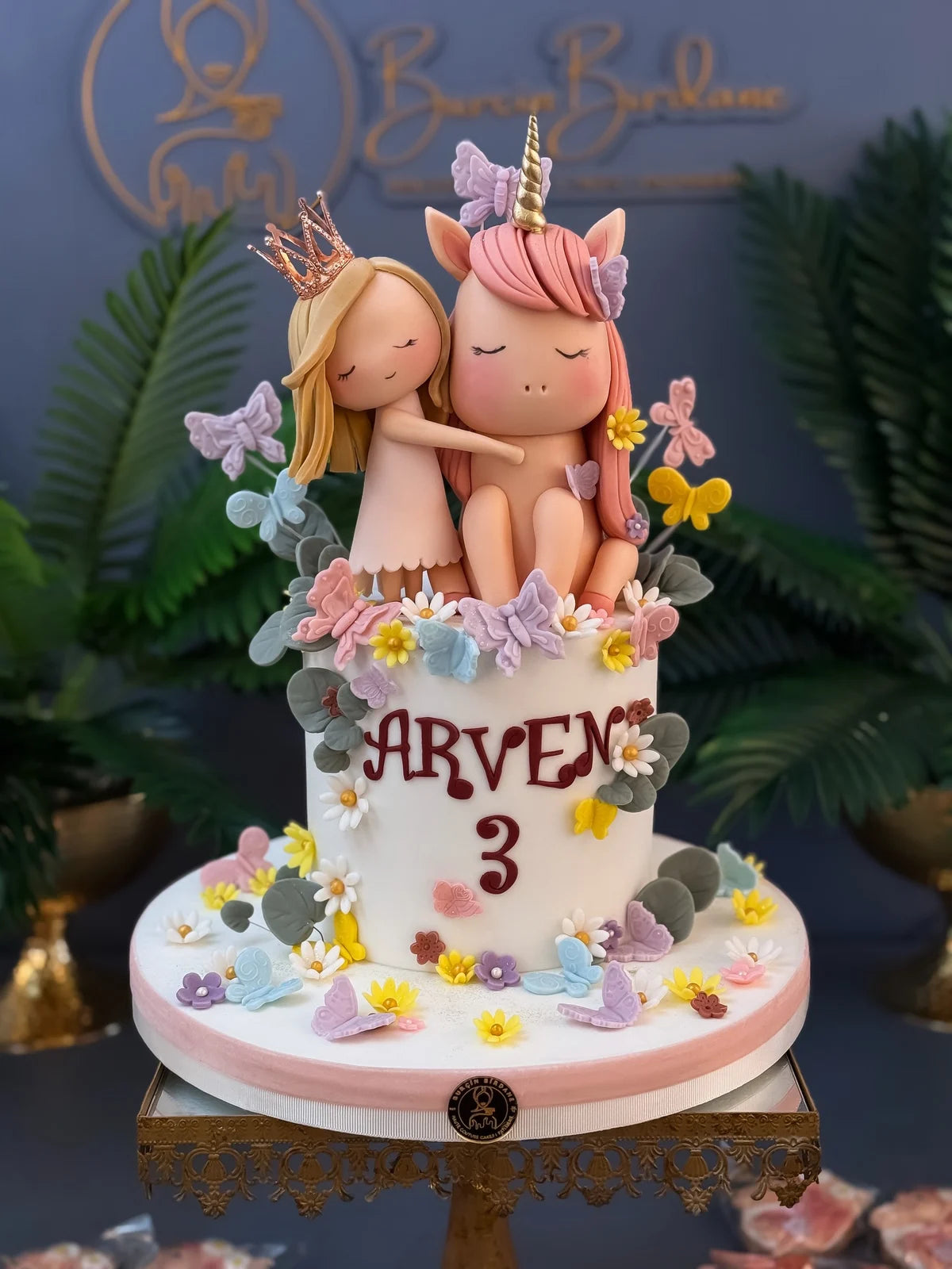 Uyuyan Unicorn ve Kız Figürlü Çiçekli Pasta