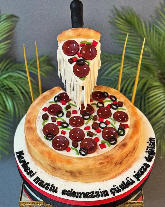 Uzanmış Pizza Dilimi Şeklinde Pasta