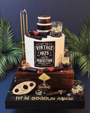 Viski Fıçısı ve Vintage Etiketli Pasta