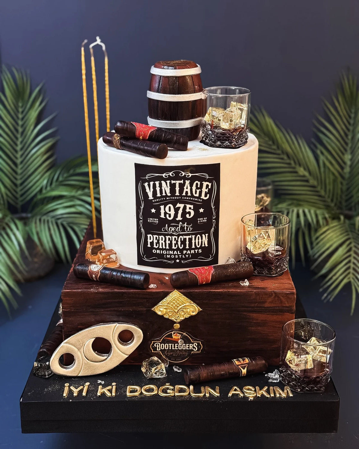 Viski Fıçısı ve Vintage Etiketli Pasta