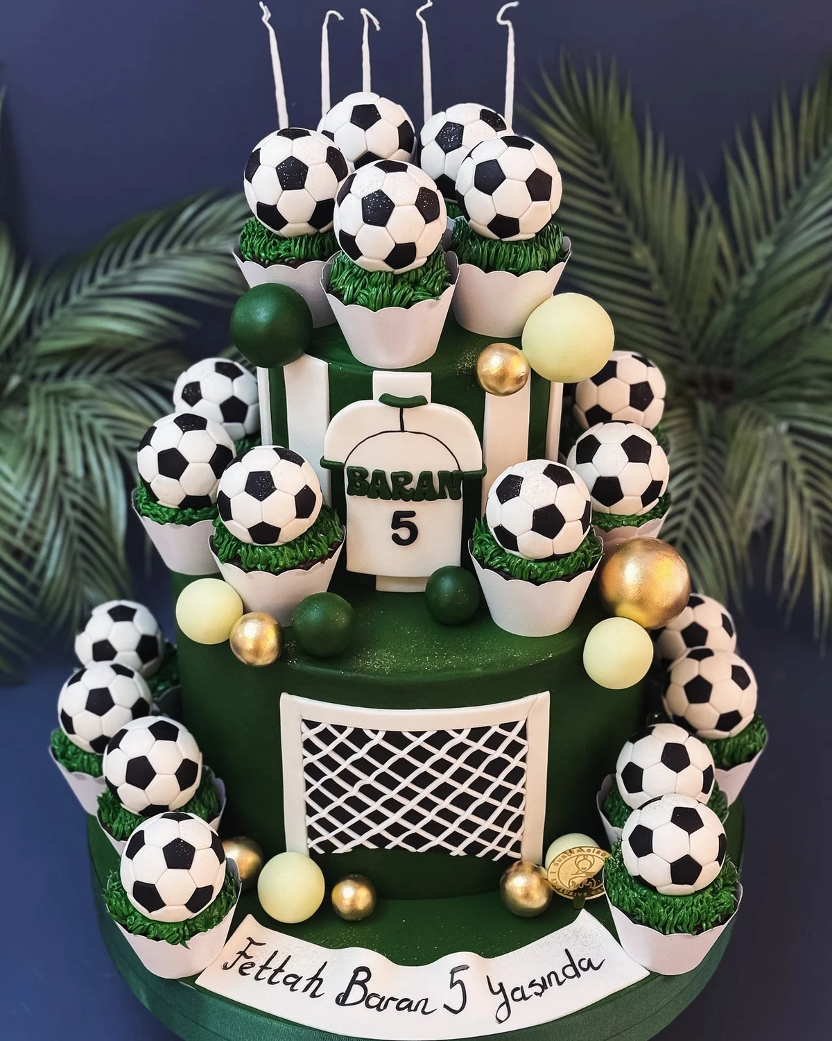 Yeşil Saha ve Futbol Toplu Cupcake Seti