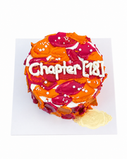 Beyaz fonda turuncu ve pembe kremalı Chapter 18 mesajlı pasta