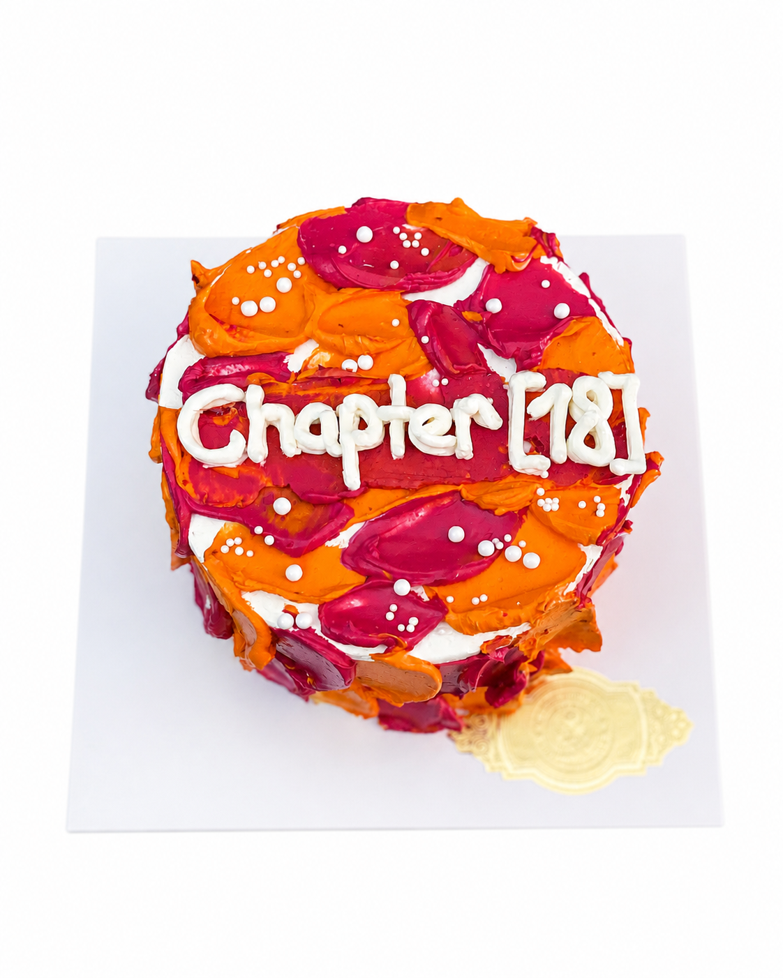 Beyaz fonda turuncu ve pembe kremalı Chapter 18 mesajlı pasta