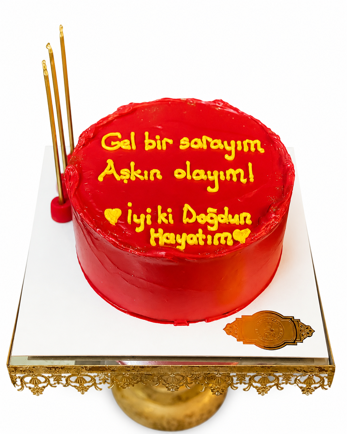 Beyaz arka planda kırmızı sarı yazılı esprili mesajlı doğum günü pastası