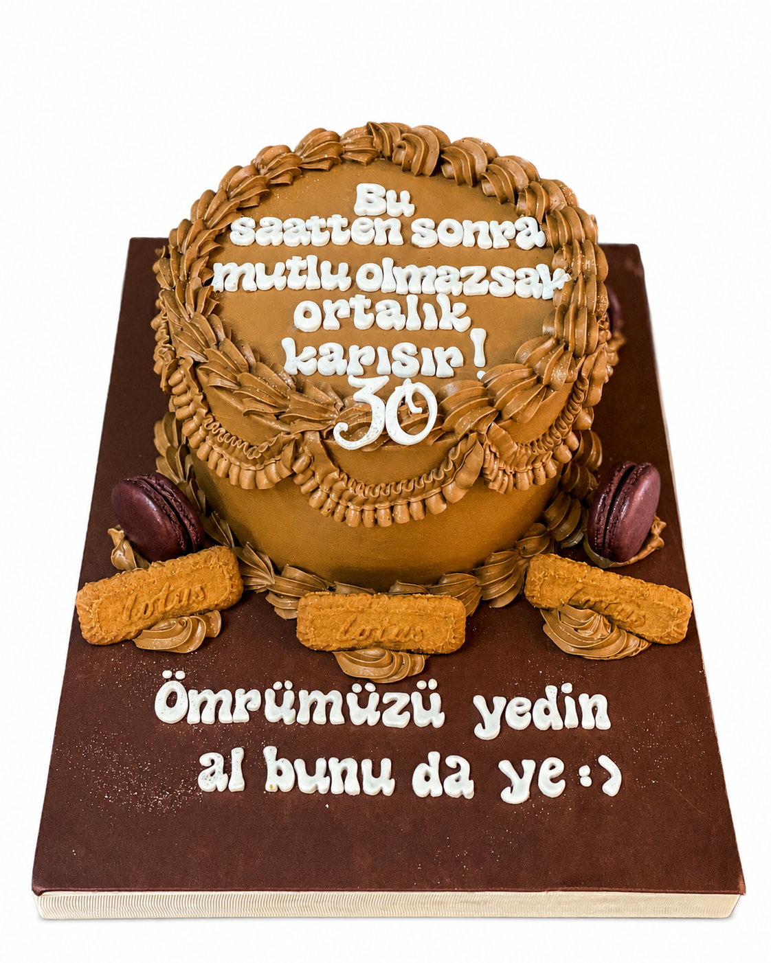Beyaz arka planda Lotus bisküvili kahverengi 30 yaş mesajlı doğum günü pastası