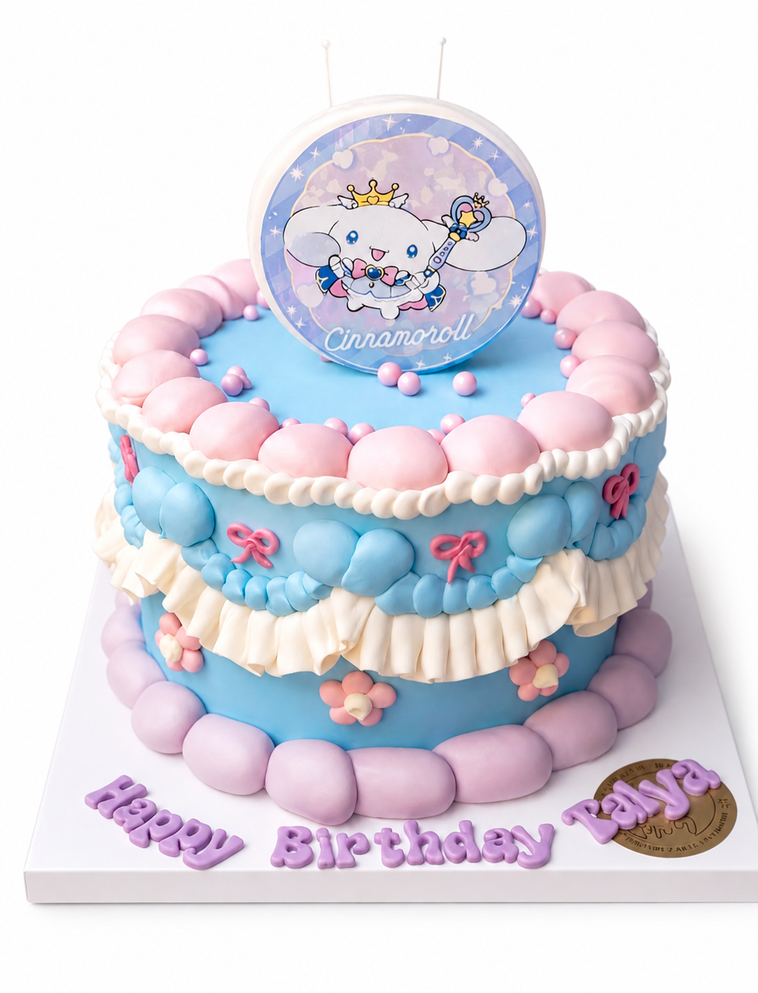 Beyaz arka planda mavi pembe Cinnamoroll temalı mesajlı pasta
