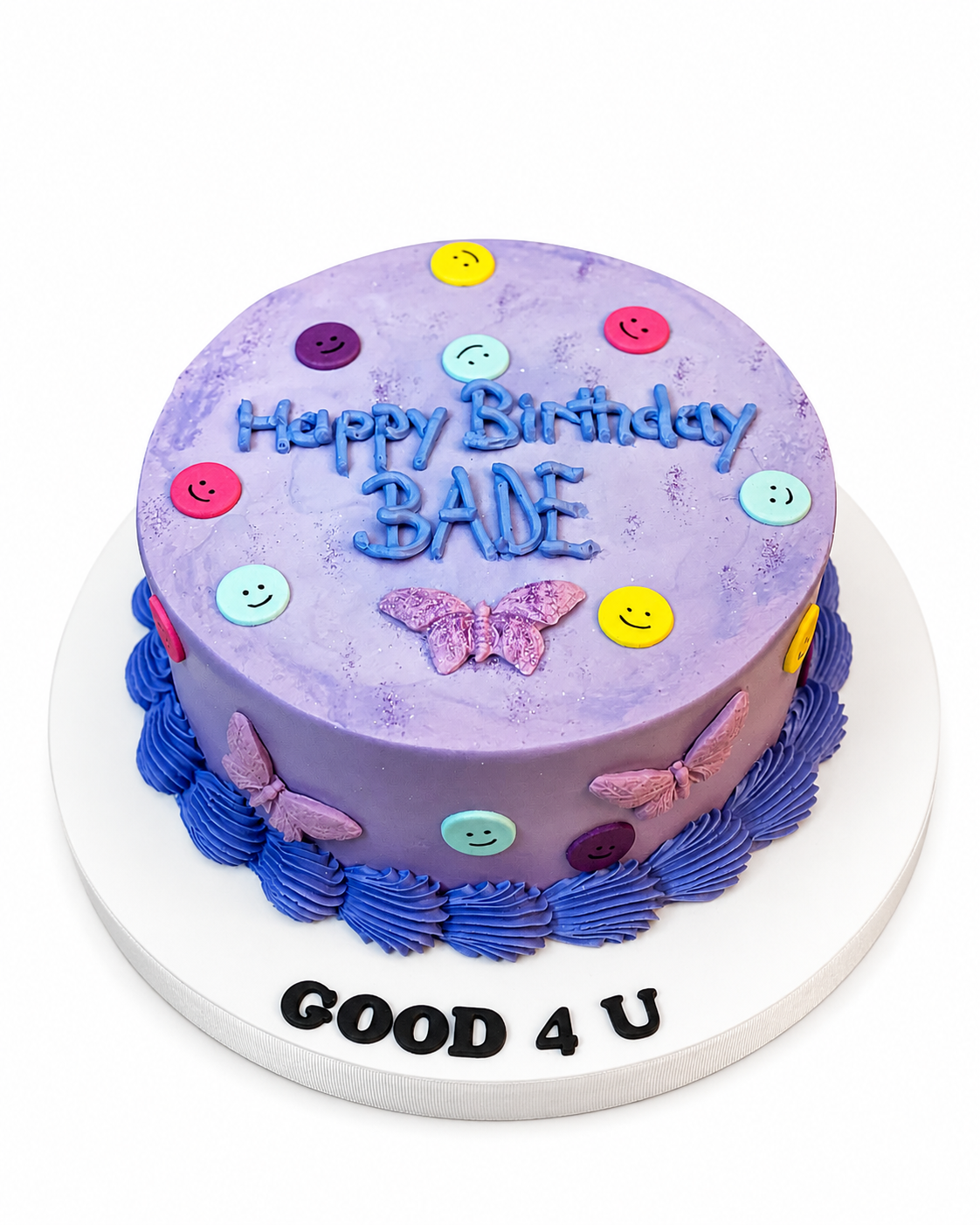 Beyaz fonda mor kremalı smiley ve kelebekli Happy Birthday mesajlı pasta
