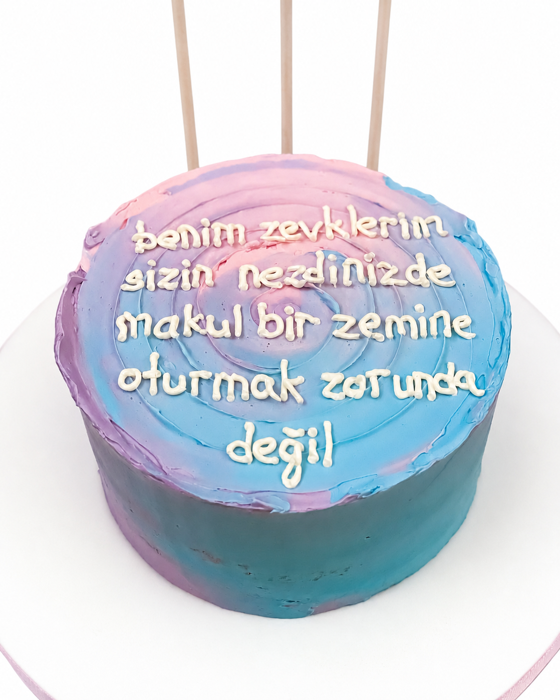 Beyaz arka planda pastel mavi pembe uzun yazılı mesajlı pasta