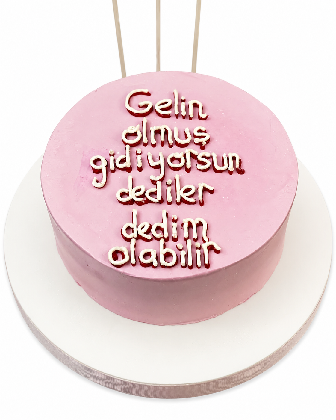 Beyaz arka planda pembe gelin olmuş gidiyorsun yazılı mesajlı pasta