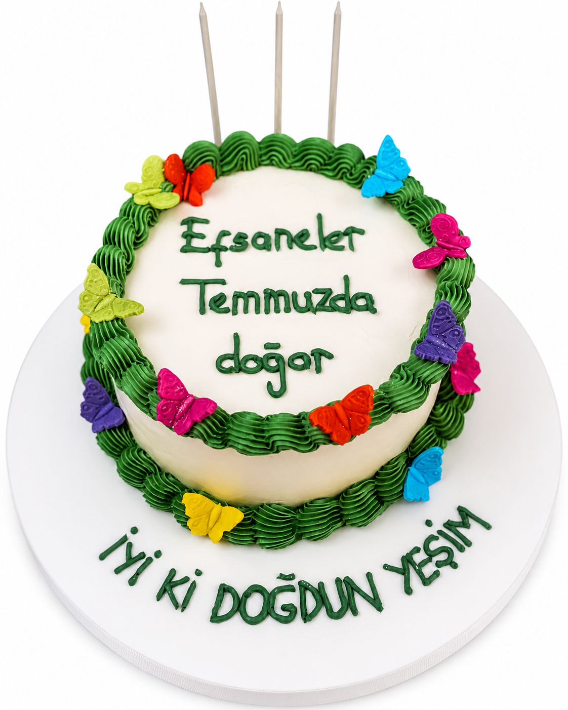 Beyaz arka planda yeşil kremalı renkli kelebekli Efsaneler Temmuzda Doğar pastası